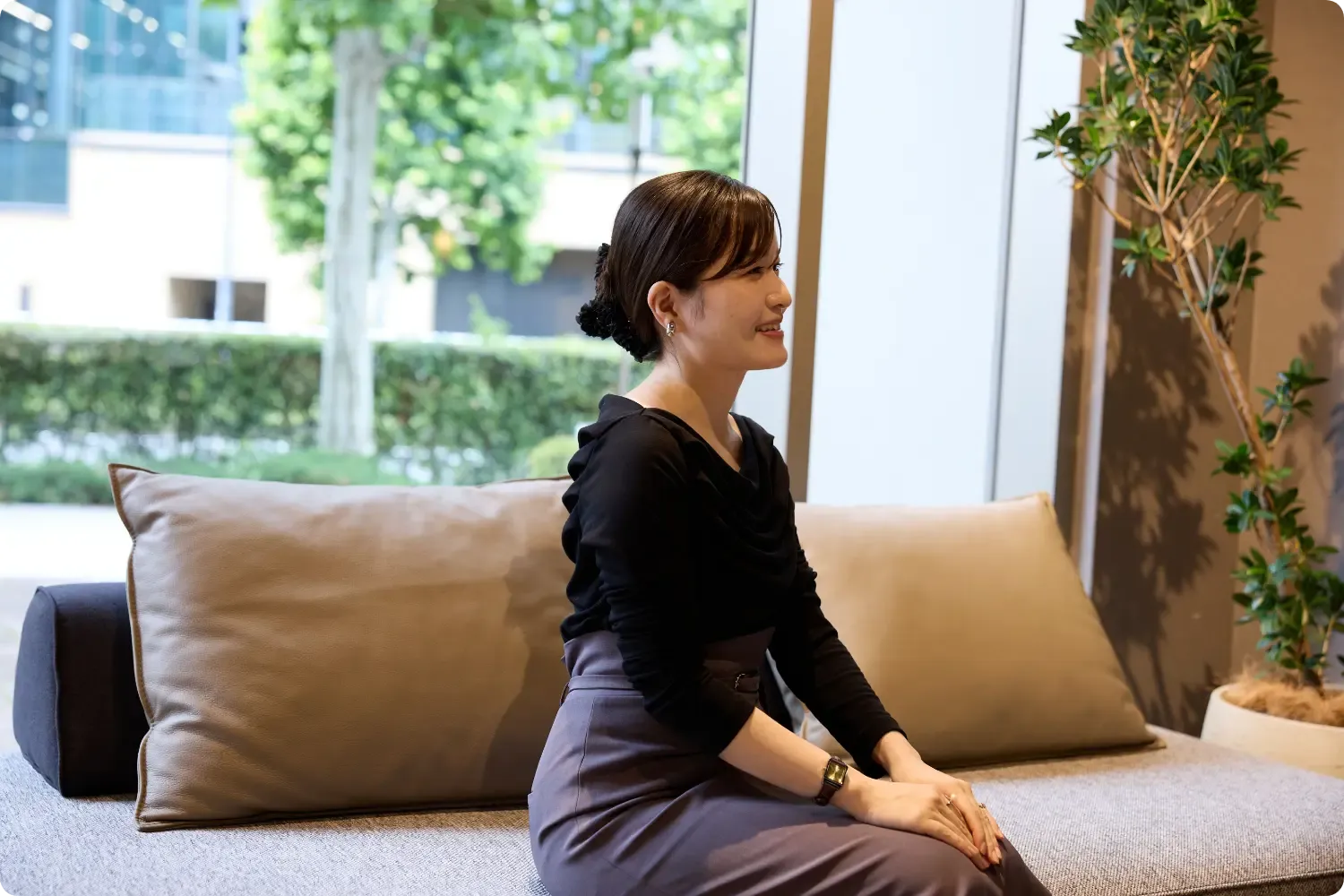 ソファに座って笑顔でインタビューに答えるspark joy lifeさん