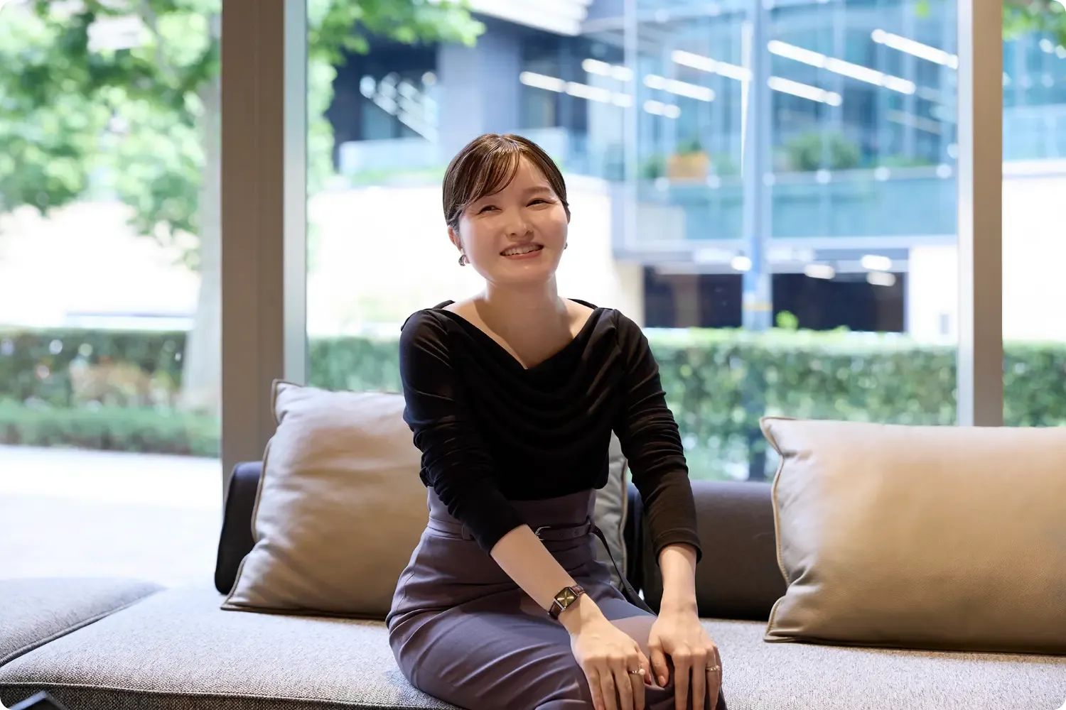 ソファに座るspark joy lifeさん