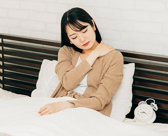 首が痛い時、負担がかからない楽な寝方は？