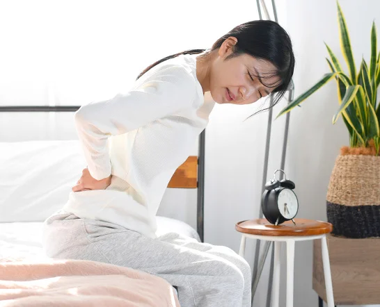 朝起きると腰が痛い原因と対策は？マットレスの選び方について解説