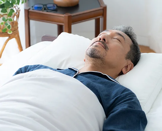 仰向けで寝ると腰が痛くなる原因や対処法、おすすめのマットレスを紹介