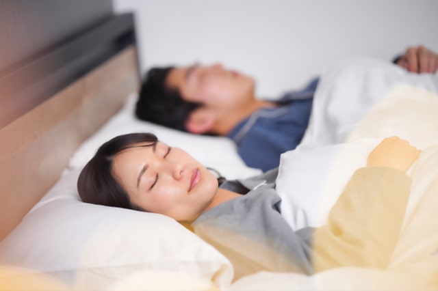 夫婦やカップルなどパートナーと寝る