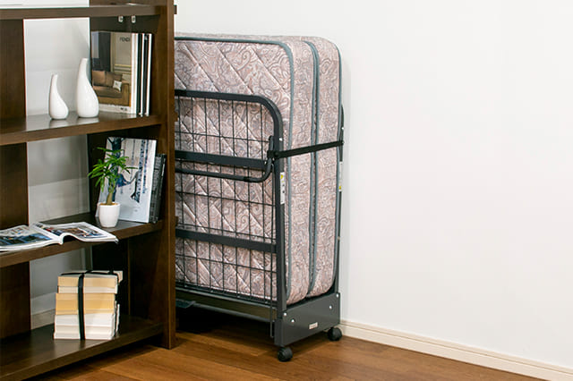 たたんで部屋の端に寄せる