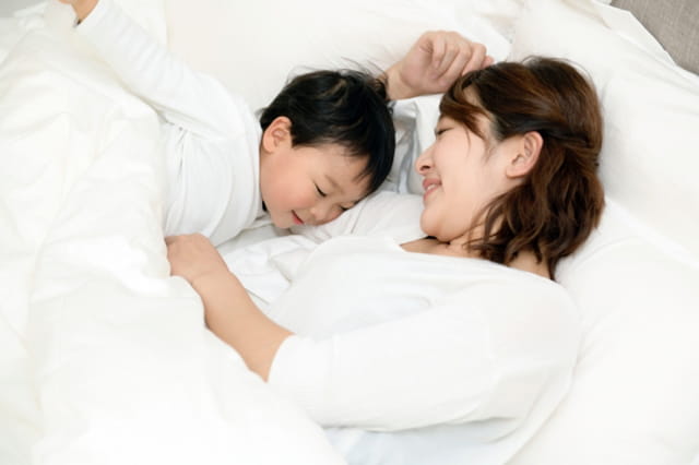 小さな子供と一緒に寝る