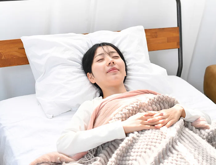 高めの枕で眠る女性