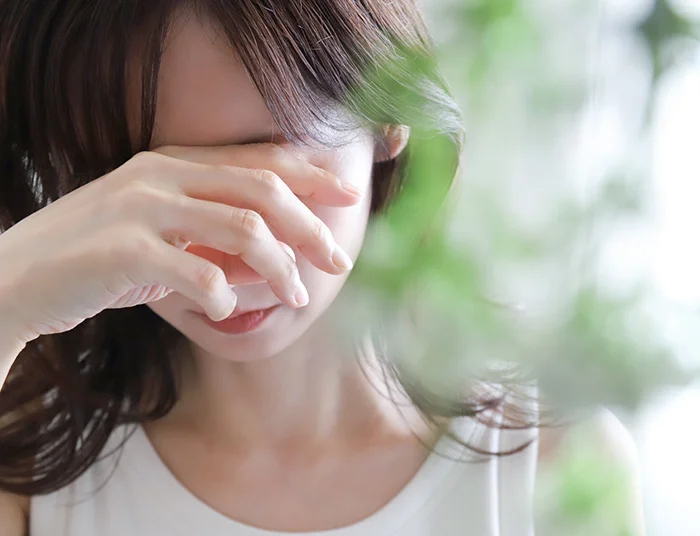 ストレスやホルモンバランスの乱れで体調不良の女性
