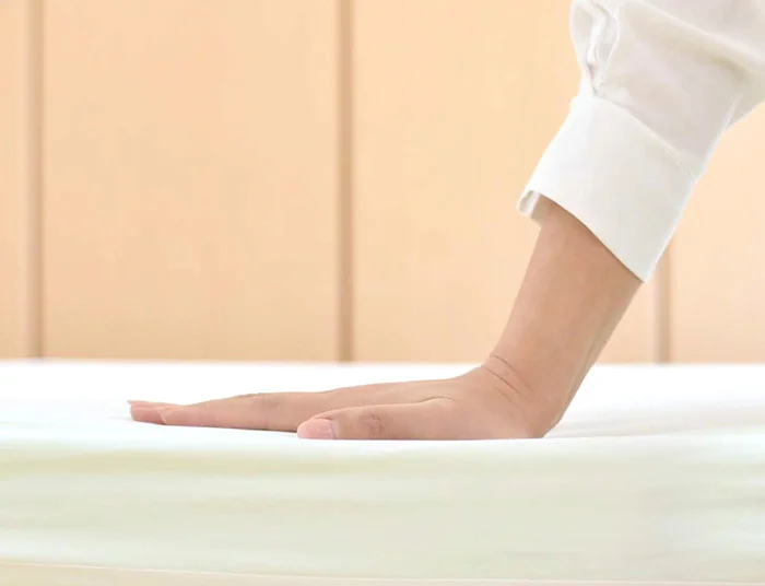 マットレスの硬さを確かめる手