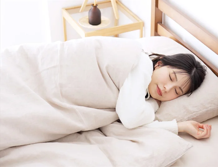 寝返りを打うつ女性