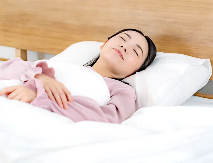 仰向けで眠る女性