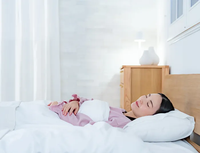 寝心地の良いベッドで眠る女性